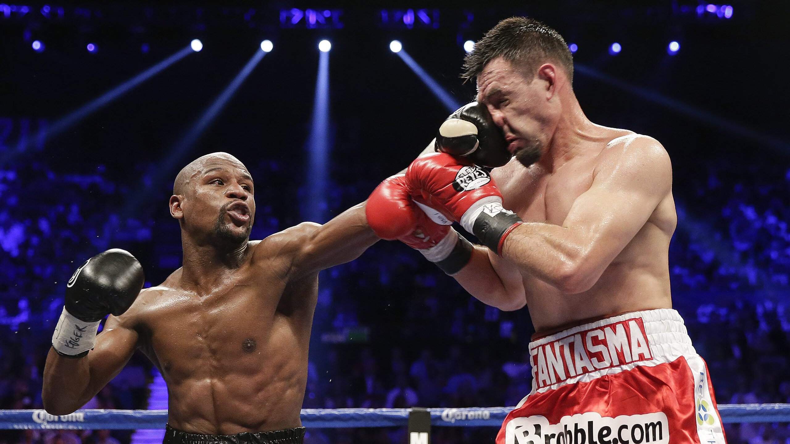 足球赛场上的风云变幻，谁能称霸巅峰？，足球赛场面